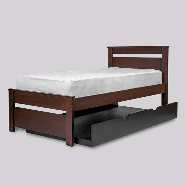 Vista de frente con fondo blanco.