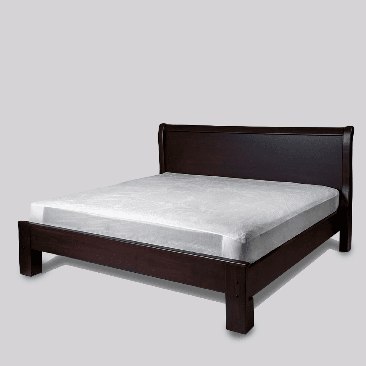 Vista de frente con fondo blanco.