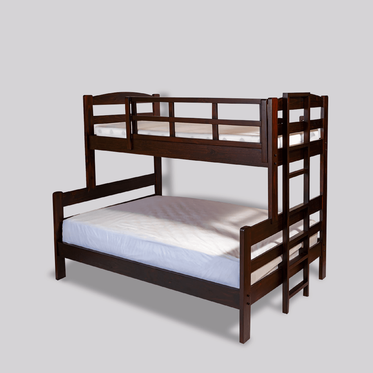 Vista de frente con fondo blanco.